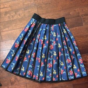NWOT J Peterman Blue Red Floral Structured Black Crochet Trim Skirt 2